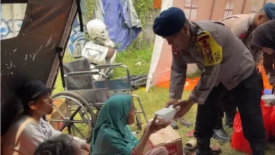 Brimob Metro Jaya Kerahkan 2 Unit Kendaraan Dapur Lapangan (Randurlap), Bagikan Bantuan Makanan Untuk Korban Kebakaran Pasar Jiung