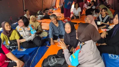 Polwan Jaga Jakarta Salurkan Bantuan dan Trauma Healing Untuk Korban Kebakaran Pasar Jiung