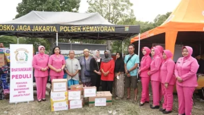 Bhayangkari Metro Jakpus Salurkan Bantuan dan Trauma Healing untuk Korban Kebakaran Pasar Jiung