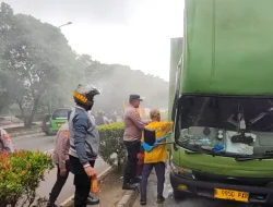 Truk Box Mendadak Terbakar di Dekat Pasar Tanah Tinggi, Personel Polres Metro Tangerang Kota Bergerak Cepat Selamatkan Sopir