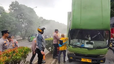 Truk Box Mendadak Terbakar di Dekat Pasar Tanah Tinggi, Personel Polres Metro Tangerang Kota Bergerak Cepat Selamatkan Sopir