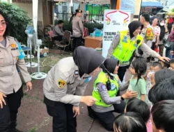 Polwan Polda Metro Jaya Gelar Trauma Healing dan Baksos untuk Korban Kebakaran di Jakpus
