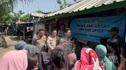 Sambangi Kawasan Slum Area, Polsek Teluknaga Bagikan 50 Paket Sembako dan Serap Aspirasi Warga