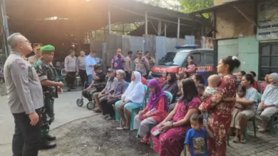 Sambangi Permukiman Padat di Cibodas, Polisi Bagikan Sembako dan Ingatkan Bahaya Narkobaz