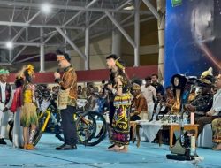 Tampil Nyentrik Pakai Topi Kasuari, Gibran Sukses Buka Pesparawi XIV di Lapangan Borarsi