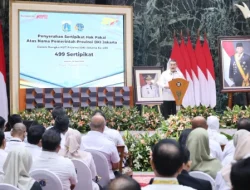 DKI Jakarta HUT ke-499, Wamen Ossy Serahkan 499 Sertipikat ke Gubernur Pramono Anung