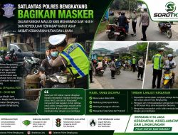 Satlantas Polres Bengkayang Bagikan Masker kepada Pengguna Jalan di Tengah Kabut Asap